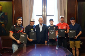 Foto de La Plata: Alak declar de Inters Municipal la final del Turismo Carretera y recorri una exhibicin histrica en Plaza Moreno