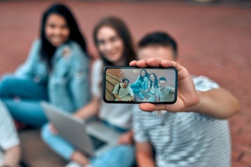 El Senado franc&eacute;s avanza con un proyecto para prohibir redes sociales a menores de 15 a&ntilde;os