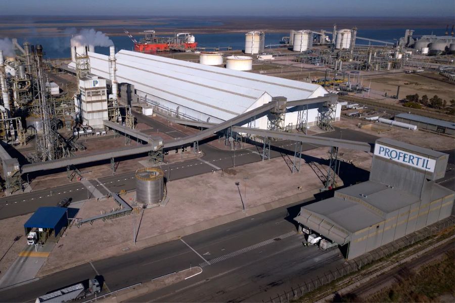 La guerra en Irán disparó el precio de los fertilizantes: Argentina vendió Profertil meses antes del shock