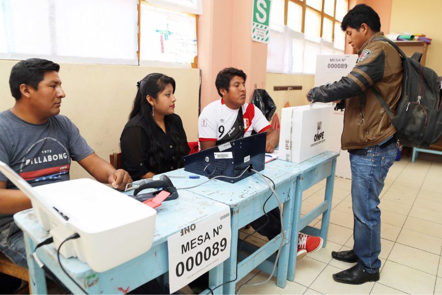 Perú llega fragmentado a las urnas con 35 candidatos y sin favoritos claros