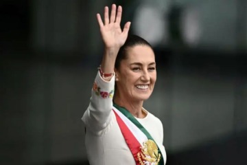 Sheinbaum lanza un servicio universal de salud y reordena el sistema p&uacute;blico