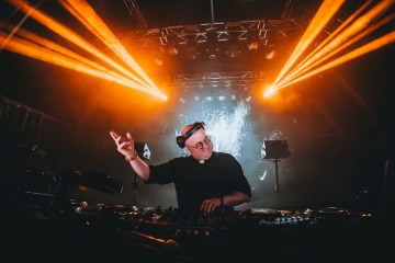 Foto de El cura DJ Guilherme Peixoto homenaje� al Papa Francisco con un recital en Plaza de Mayo