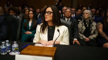 Tel&eacute;fono para Adorni: renunci&oacute; la secretaria de Trabajo de Trump por viajes financiados por los contribuyentes