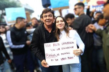 Fernando Espinoza cruz&oacute; a Milei en la Marcha Universitaria: �Vive en una Argentina de fantas&iacute;a�