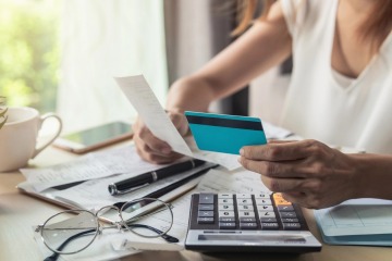 Hogares endeudados: la mora familiar alcanz&oacute; niveles r&eacute;cord en billeteras virtuales y cr&eacute;ditos no bancarios