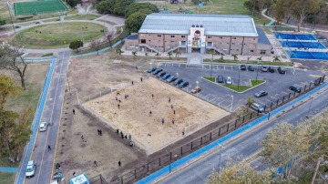 Lan&uacute;s apuesta al deporte y la recreaci&oacute;n con una nueva cancha de arena en el barrio Las Colonias 