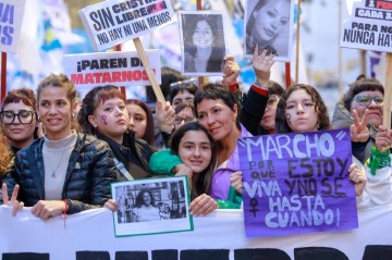 Foto de "Hasta que no nos falte ninguna": Mayra Mendoza particip� de la 11� marcha por Ni Una Menos
