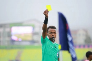 El árbitro somalí Omar Abdulkadir Artan El árbitro somalí Omar Abdulkadir Artan