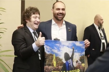 Eduardo Bolsonaro, condenado, junto al presidente Javier Milei