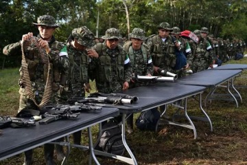 Guerrillas disidentes entregan armas bajo plan de paz total de Petro