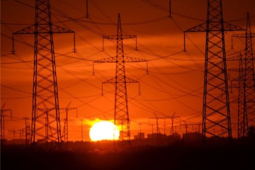 La UE impulsa autos el&eacute;ctricos y bombas de calor para reducir su dependencia del gas y el petr&oacute;leo