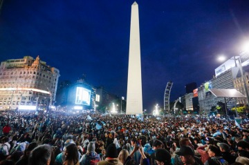 El masivo festejo en el Obelisco tras el triunfo de la Scaloneta ante Inglaterra