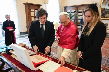 Karina Milei organiza la visita del papa Le&oacute;n a la Argentina