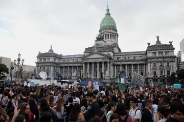 Sindicatos y organizaciones marchan bajo la lluvia frente al Congreso contra el proyecto de Propiedad Privada