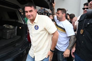 Foto de Fl�vio Bolsonaro no aparece: investigan un vuelo privado desde Puerto Iguaz� rumbo a Estados Unidos