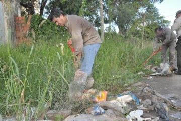 Capitanich agarró una pala en su primer día como intendente