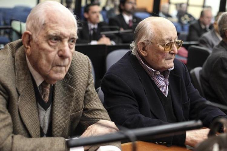 Los represores Reynaldo Bignone y Santiago Omar Riveros.