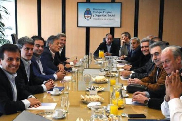 Una de las reuniones previas entre CGT y Gobierno. Foto: Télam. 