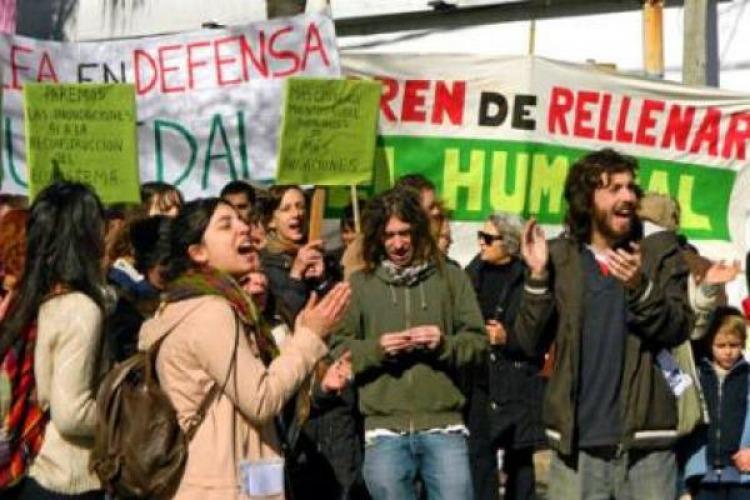 Una de las recientes marchas en reclamo por la protección de humedales.