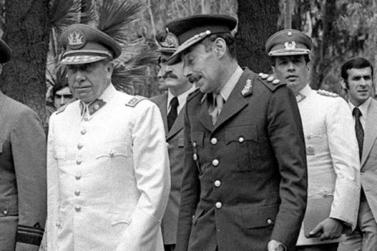 Los dictadores Augusto Pinochet (Chile) y Jorge Rafael Videla, parte del Plan Cóndor.