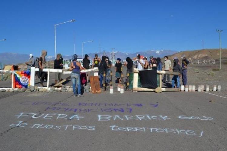 El bloqueo, antes de la represión. Foto: Facebook Encuentro Interterritorial de Jóvenes en Lucha.