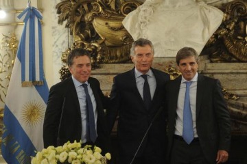 Macri les tom&oacute; juramento a Caputo y Dujovne y reclam&oacute; �m&aacute;s alegr&iacute;a�