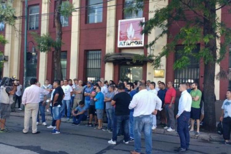 Trabajadores en la puerta de la planta de Atanor en Munro.