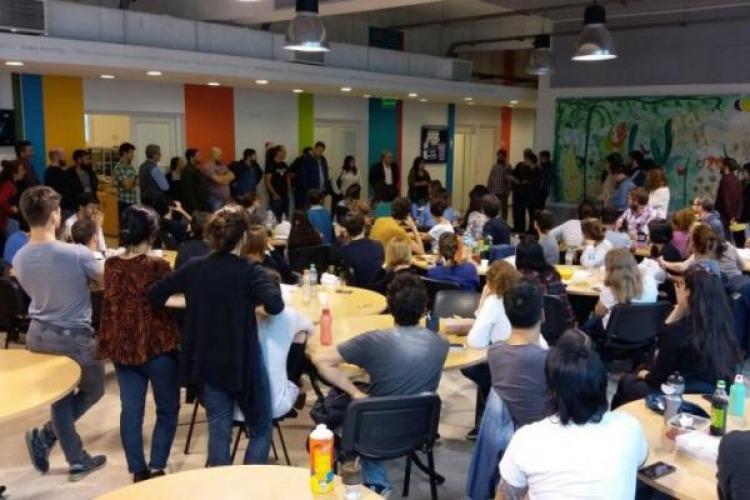 Trabajadores en asamblea.