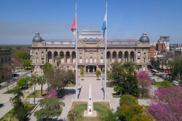 Un gobernador peronista desmiente haber vacunado a toda su familia y se pone a disposición de un test