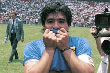 La camiseta con la que Diego Maradona goleó a Inglaterra se subastó en 9 millones de dólares