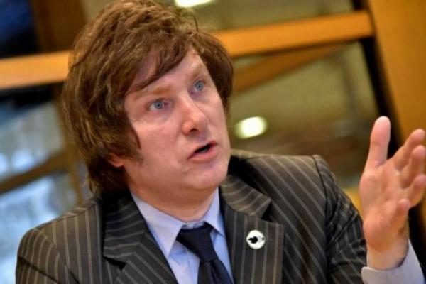 Milei habló sobre la posibilidad de debatir "de acá a 200 años" la venta de hijos, pero acusó a La Nación por "difamación"