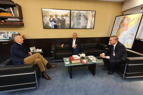 En medio de la tensión en el Gobierno, apareció Macri en una reunión con Pichetto y Sobisch