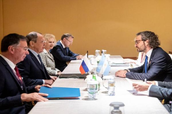 Santiago Cafiero le manifestó a Estados Unidos y a Rusia que "la paz es urgente"