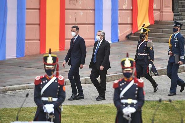 España: ante la inflación, anunciaron impuestos a eléctricas y bancos y más medidas sociales