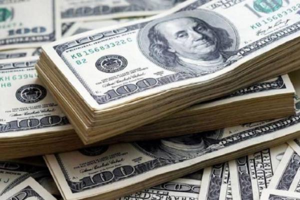 El dólar blue, inestable, llegó a un pico de 350, bajó a 337 y retomó el alza a $345