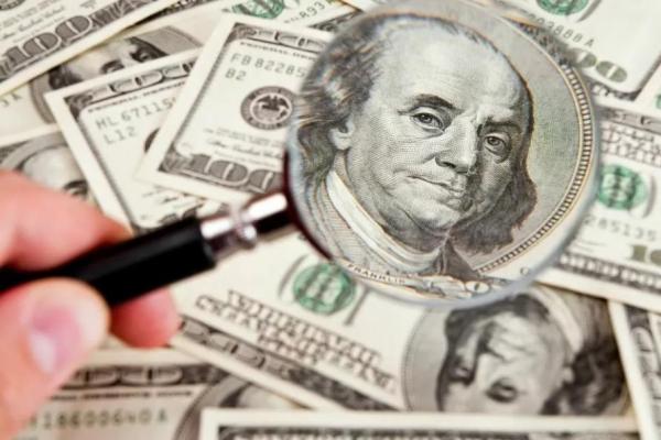 El dólar blue cayó fuerte a 322 pesos pero el oficial tuvo un leve ascenso