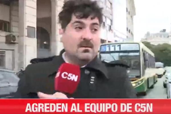 Manifestantes libertarios agredieron a periodista de C5N en frente de la Casa Rosada