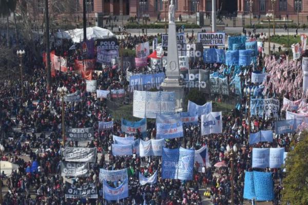 Piqueteros decidieron acampar en Plaza de Mayo tras la movilización