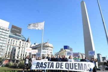 Incendios en Rosario: intendentes santafesinos se concentran en el Obelisco por la quema de humedales