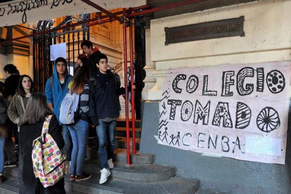 El llamativo "protocolo antitomas" de Larreta y Acuña que cuestiona la comunidad educativa