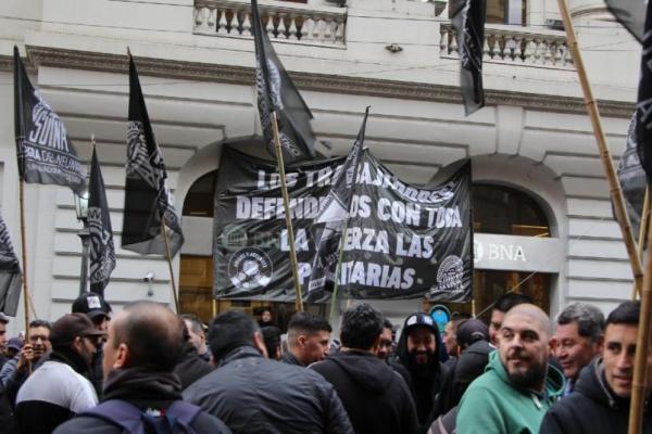 Conflicto del neumático: no hubo acuerdo y hay cuarto intermedio hasta este jueves al mediodía