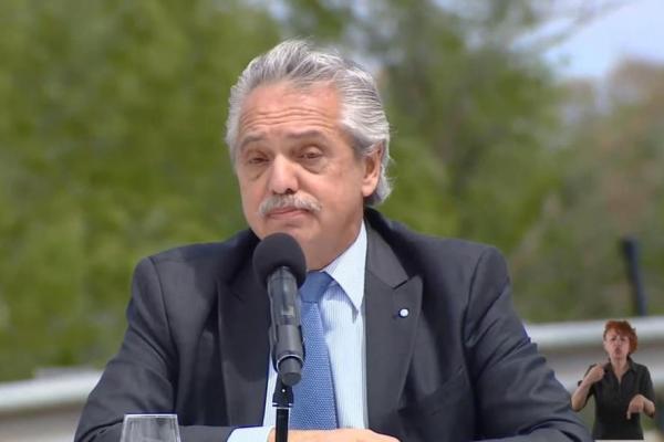 El Presidente anunció un bono "para los sectores más vulnerables"