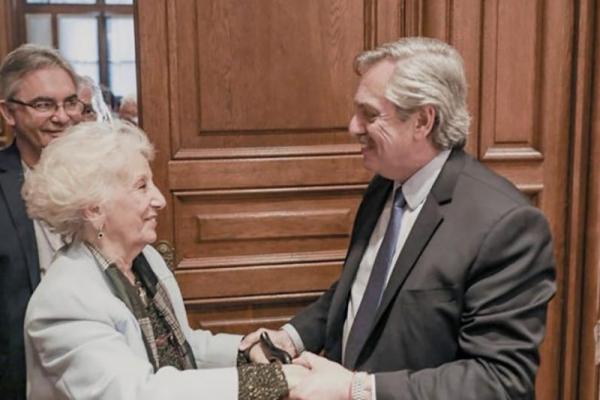 "Nos han enseñado lo que significa luchar": Alberto Fernández saludó a Abuelas por sus 45 años
