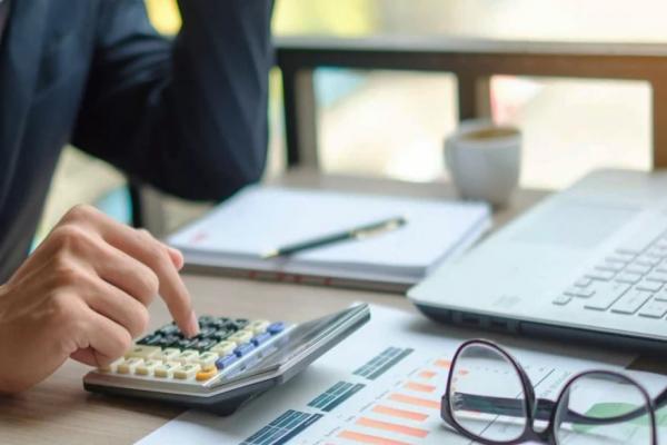 El Gobierno oficializó la suba del piso de Ganancias a $330.000