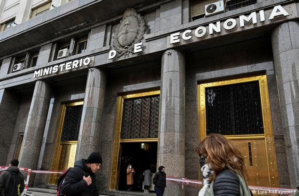 El Gobierno lanzó un canje de bonos con vencimiento en 2022 por otros que van hasta 2023