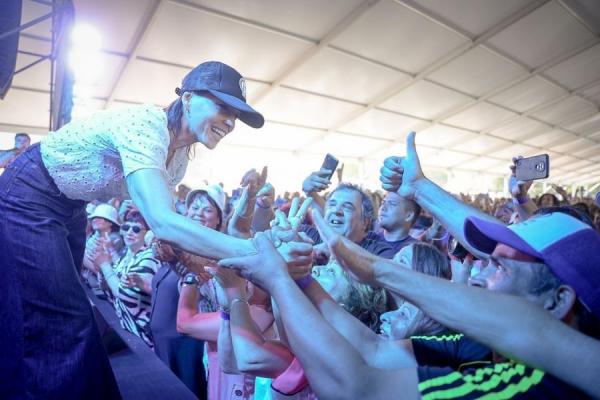 Quilmes: Mayra Mendoza anunció un bono de $50.000 y una suba adicional para municipales