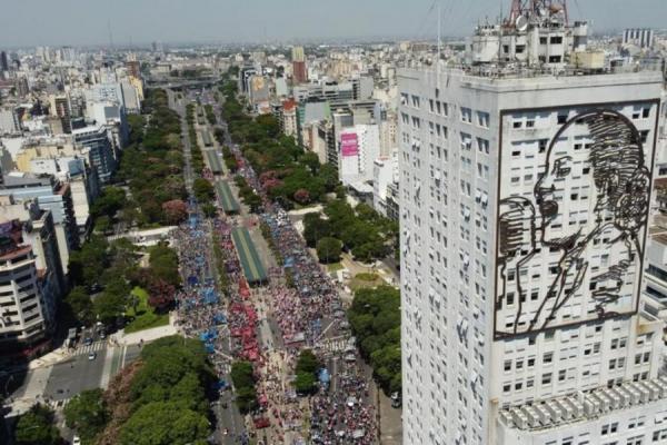 Piqueteros se movilizan a Desarrollo Social en reclamo de más planes sociales y hay tensión en CABA