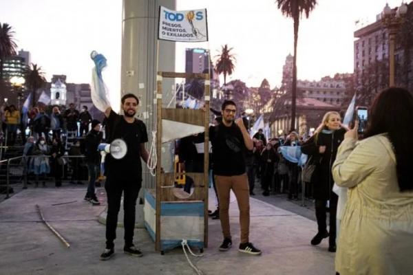 Pidieron 11 allanamientos vinculados a la familia Caputo y a Revolución Federal