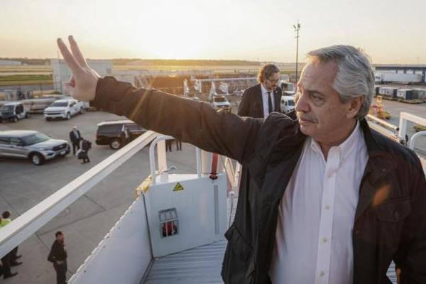 Fin de gira: Alberto Fernández llegó a España tras su visita a Francia e Indonesia