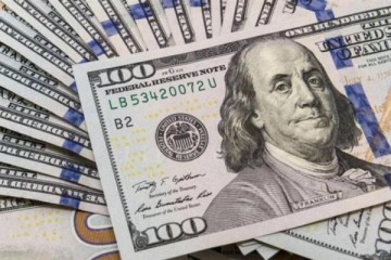 El dólar blue arrancó la semana con una baja: cerró a $318 para la venta 